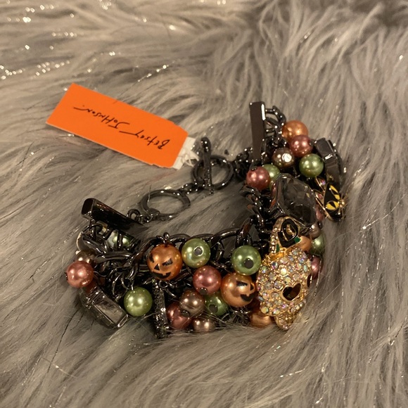 BNWT BETSEY JOHNSON Halloween Skull Pumpkin Cat Charms Bracelet - Picture 3 of 6